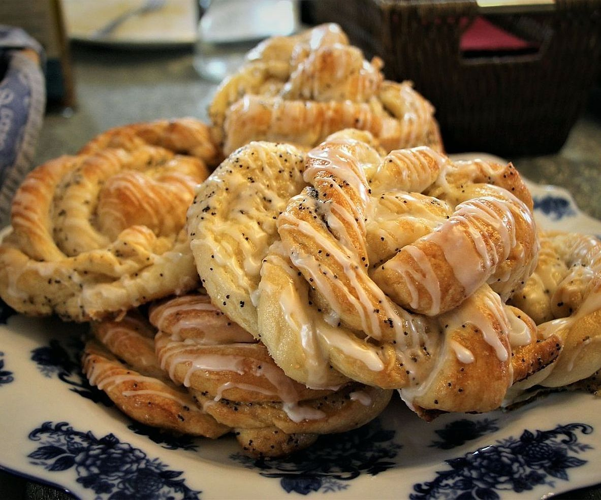 La vidriera llena de tortas y pasteles recién horneados